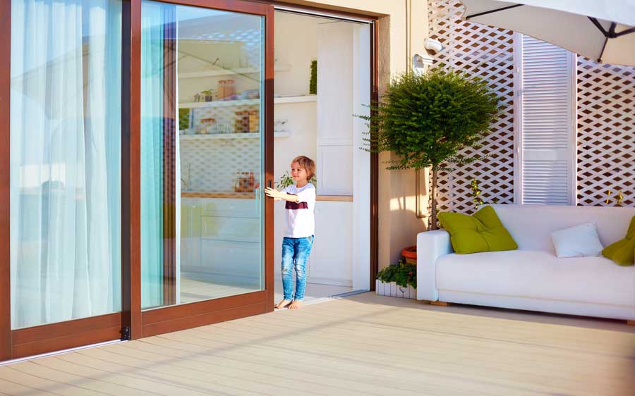 Innovaciones en diseños de puertas de cristal para espacios exteriores